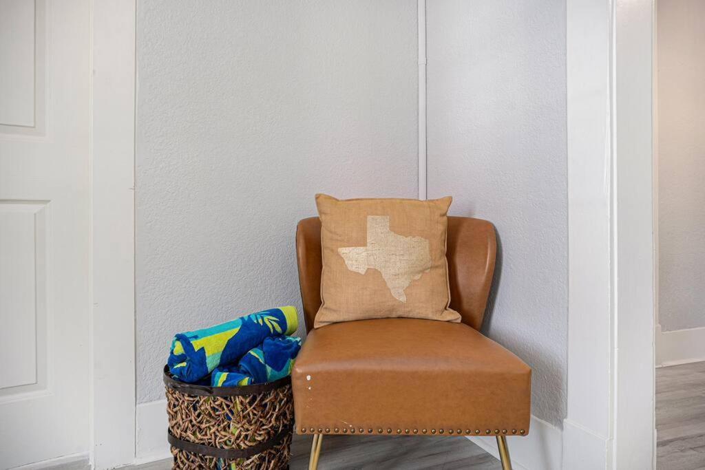 Sea Pink Retreat - Walk To Beach, Newly Renovated Galveston Extérieur photo