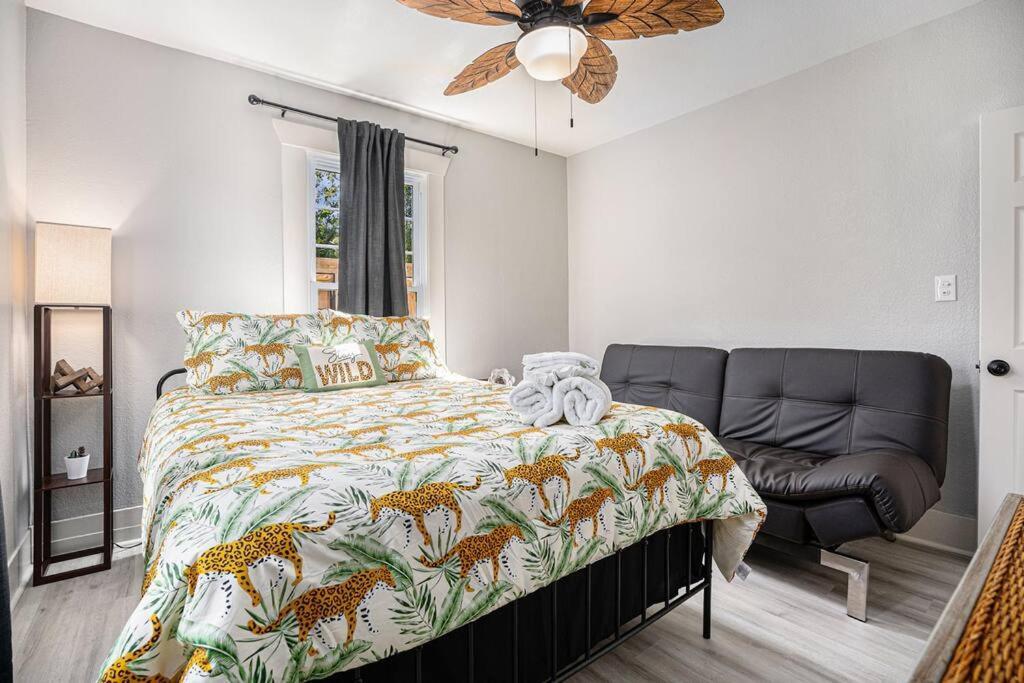 Sea Pink Retreat - Walk To Beach, Newly Renovated Galveston Extérieur photo