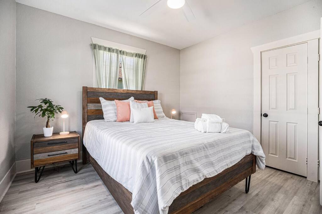 Sea Pink Retreat - Walk To Beach, Newly Renovated Galveston Extérieur photo